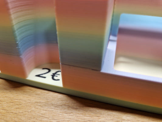 (B-45) 3in1 - Geldscheinständer mit Würfelturm und Challengeaufbewahrung